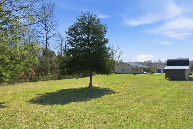 1041 Twin Creek Rd, Charlotte, TN 37036