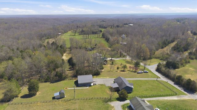 1041 Twin Creek Rd, Charlotte, TN 37036