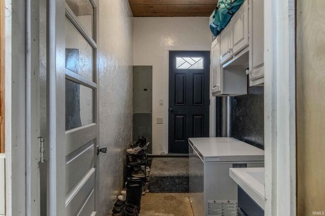 9285 E Sleepy Hollow Parkway, Cromwell, IN 46732