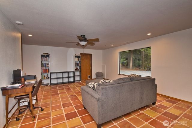 2041 Ptarmigan Lane NW, Poulsbo, WA 98370