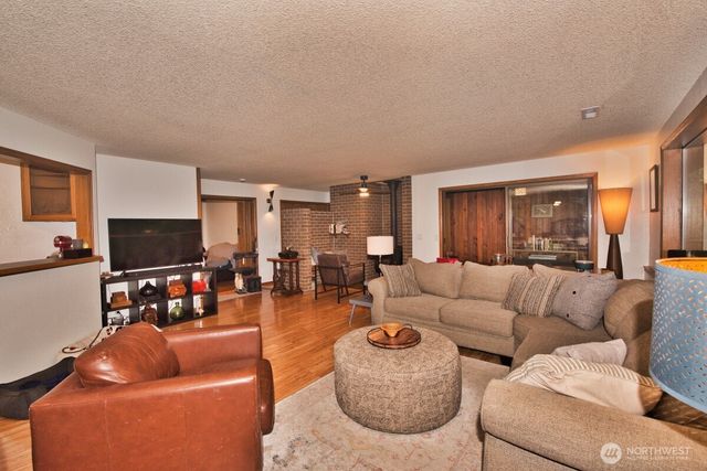 2041 Ptarmigan Lane NW, Poulsbo, WA 98370