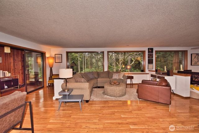 2041 Ptarmigan Lane NW, Poulsbo, WA 98370