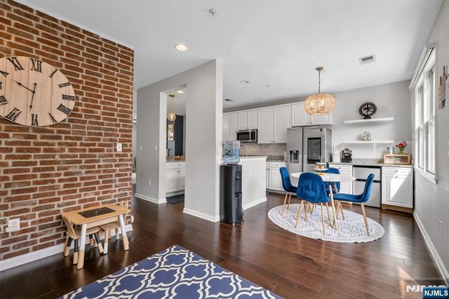 285 Roslyn Court, West New York, NJ 07093