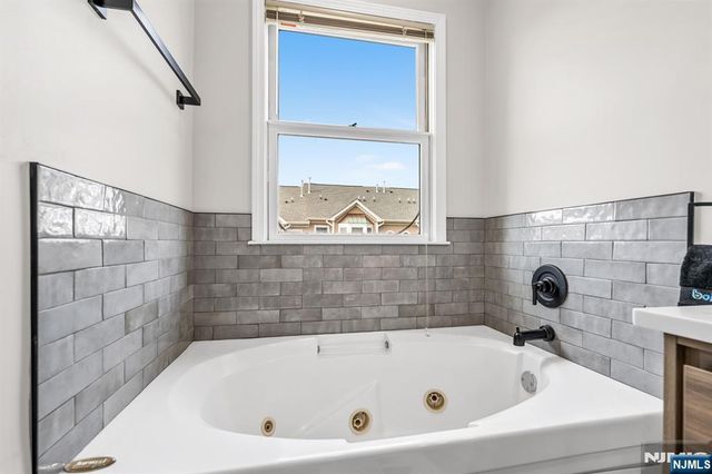 285 Roslyn Court, West New York, NJ 07093