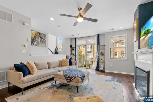 285 Roslyn Court, West New York, NJ 07093