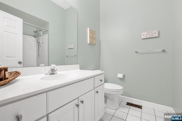 285 Roslyn Court, West New York, NJ 07093