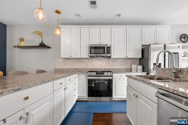 285 Roslyn Court, West New York, NJ 07093