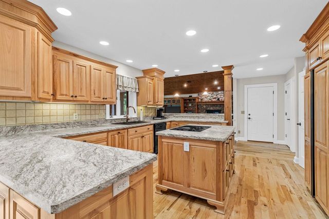 N51W35827 Hillcrest COURT, Oconomowoc, WI 53066
