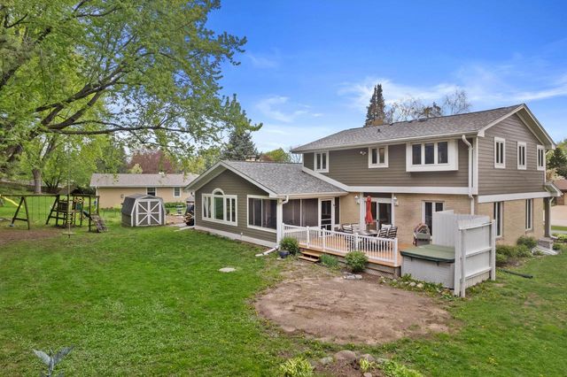 N51W35827 Hillcrest COURT, Oconomowoc, WI 53066