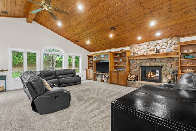 N51W35827 Hillcrest COURT, Oconomowoc, WI 53066