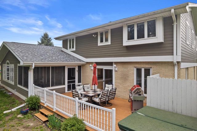 N51W35827 Hillcrest COURT, Oconomowoc, WI 53066