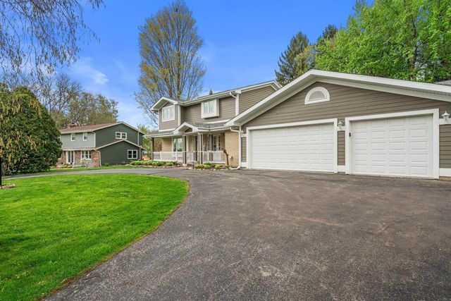 N51W35827 Hillcrest COURT, Oconomowoc, WI 53066