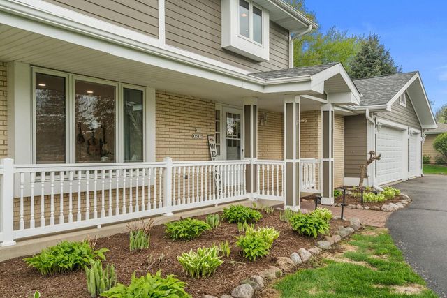 N51W35827 Hillcrest COURT, Oconomowoc, WI 53066