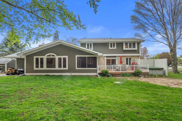 N51W35827 Hillcrest COURT, Oconomowoc, WI 53066