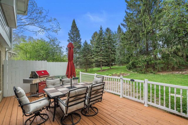 N51W35827 Hillcrest COURT, Oconomowoc, WI 53066