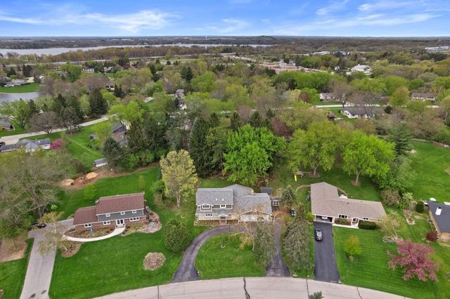 N51W35827 Hillcrest COURT, Oconomowoc, WI 53066