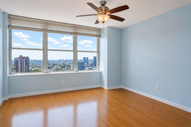 655 W Irving Park Road W 5003, Chicago, IL 60613