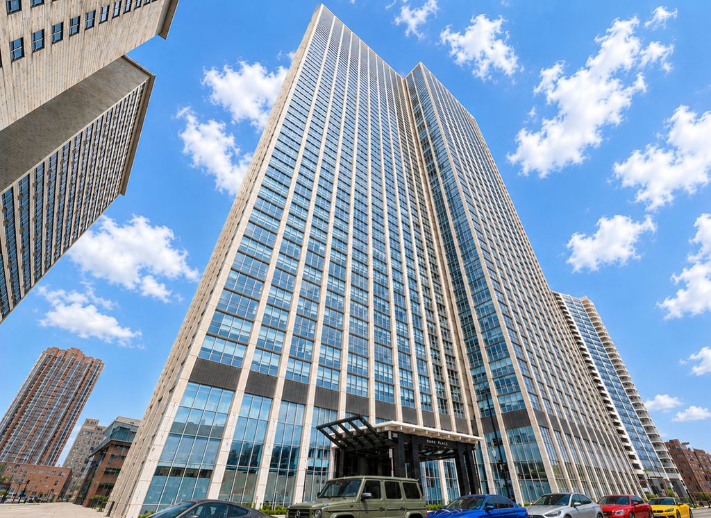 655 W Irving Park Road W 5003, Chicago, IL 60613