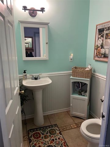 533 Montauk Highway, Westhampton Beach, NY 11978