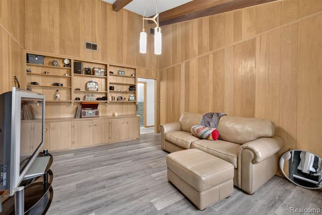 22902 S Bellwood Drive, Southfield, MI 48034