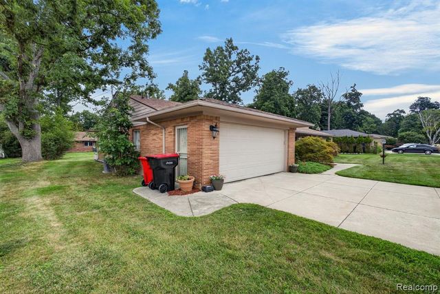 22902 S Bellwood Drive, Southfield, MI 48034