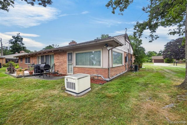 22902 S Bellwood Drive, Southfield, MI 48034
