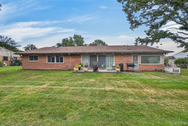 22902 S Bellwood Drive, Southfield, MI 48034