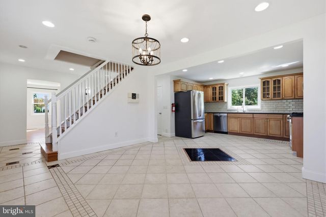34 WOOSAMONSA RD, Pennington, NJ 08534