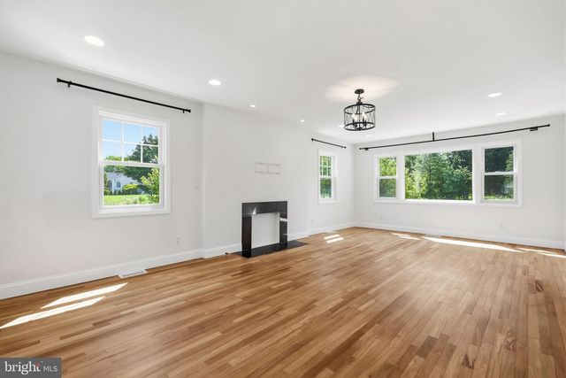 34 WOOSAMONSA RD, Pennington, NJ 08534