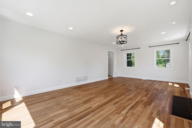 34 WOOSAMONSA RD, Pennington, NJ 08534