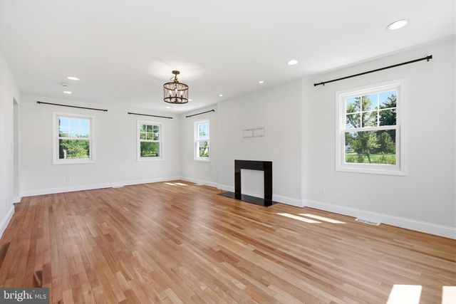 34 WOOSAMONSA RD, Pennington, NJ 08534