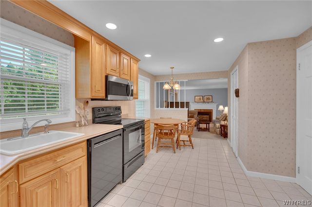 128 Old Farm Circle, Amherst, NY 14221