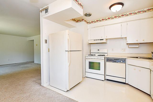 714 Garland Circle E, Kalamazoo, MI 49008