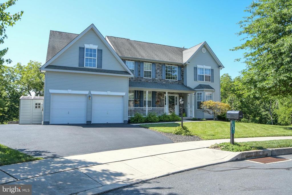 1001 CREEKVIEW DR, PENNSBURG, PA 18073 — exterior