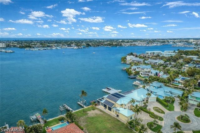1535 Dolphin LN, Naples, FL 34102