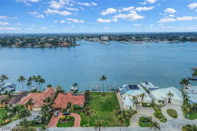 1535 Dolphin LN, Naples, FL 34102