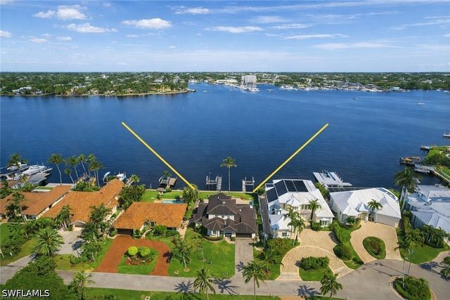 1535 Dolphin LN, Naples, FL 34102