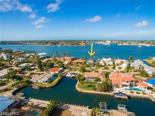 1535 Dolphin LN, Naples, FL 34102