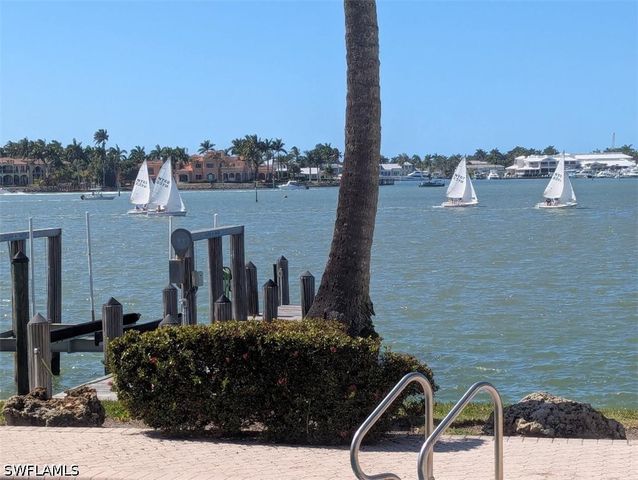 1535 Dolphin LN, Naples, FL 34102