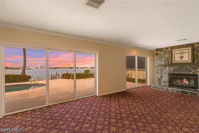 1535 Dolphin LN, Naples, FL 34102