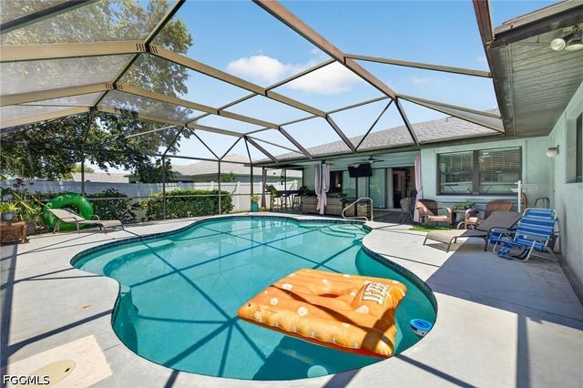 916 SE 21st LN, Cape Coral, FL 33990