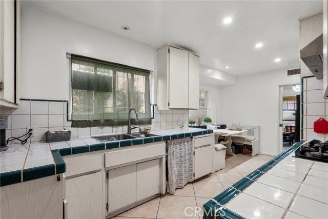 9253 Hayvenhurst Avenue, North Hills (los Angeles), CA 91343