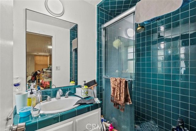 9253 Hayvenhurst Avenue, North Hills (los Angeles), CA 91343