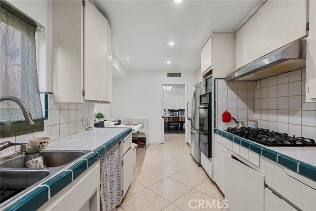 9253 Hayvenhurst Avenue, North Hills (los Angeles), CA 91343