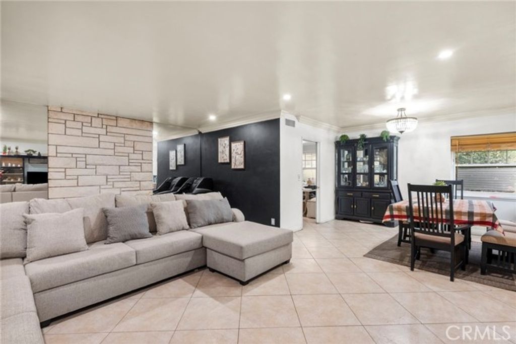 9253 Hayvenhurst Avenue, North Hills (los Angeles), CA 91343