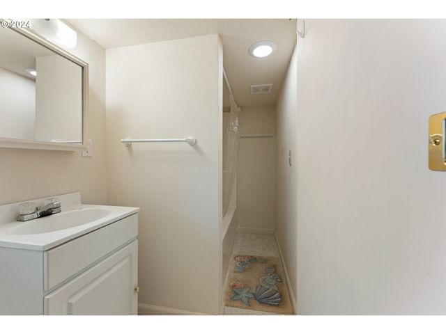 7 POND Ln, Lakeside, OR 97449