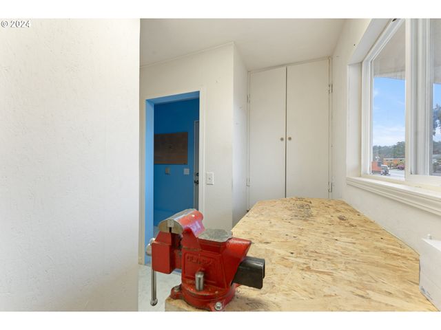 7 POND Ln, Lakeside, OR 97449