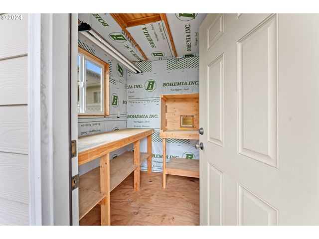 7 POND Ln, Lakeside, OR 97449