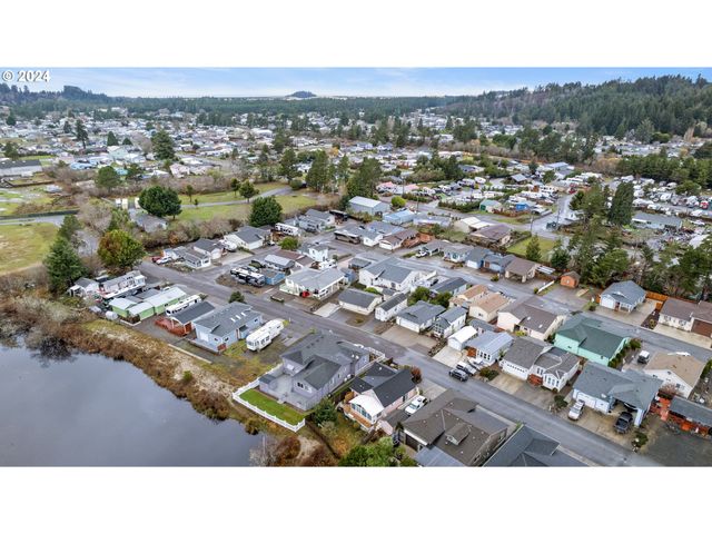 7 POND Ln, Lakeside, OR 97449