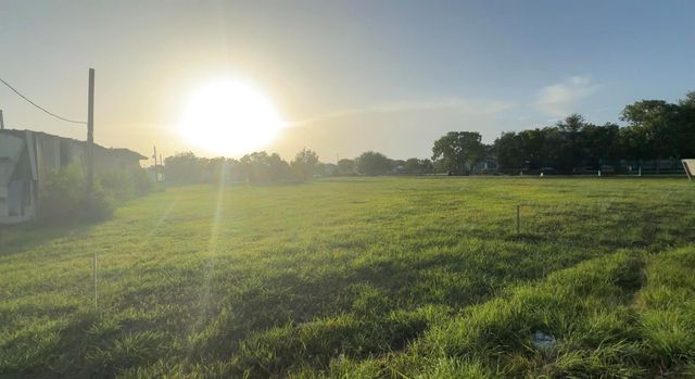 305 21st Street, Dickinson, TX 77539